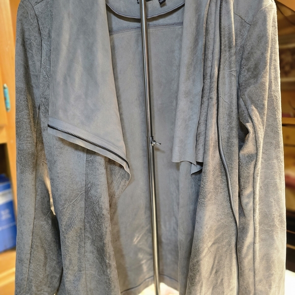 Elegant Gray Leather Jacket for Women - Picture 3 of 8